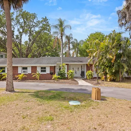Luxury Home, Workspace, Movie Room And Bbq